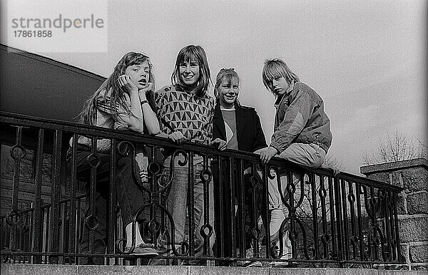 DDR  Berlin  16. 4. 1988  Kinder (Mädchen) im Park am Weinbergsweg (Heinepark)