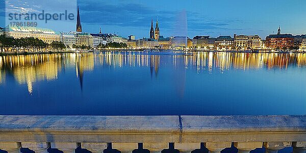 Binnenalster mit Alsterfontaine und Stadtsilhouette am Abend  Hamburg  Deutschland  Europa