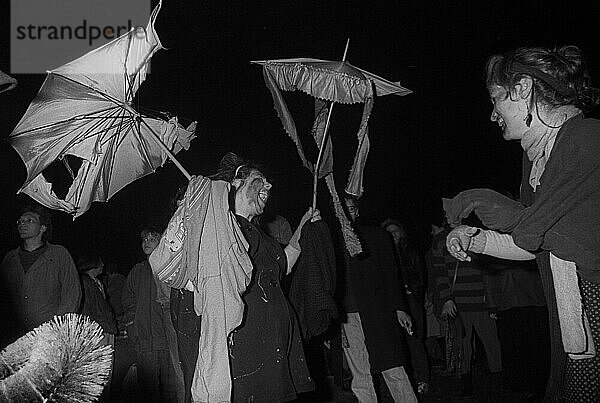 DDR  Berlin  30. 04. 1990  1. Walpurgisnacht auf dem Prenzlauer Berg (am Wasserturm)