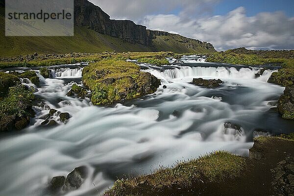 Der Wasserfall Fossálar  Langzeitbelichtung  Island  Europa