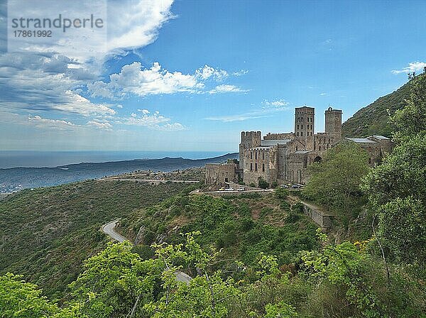 Das Benediktinerkloster Sant Pere de Rodes liegt im Naturpark Cap de Creus 520 m über dem Meeresspiegel. Im Hintergrund der Golf von Roses an der nördlichen Costa Brava. Cap de Creus  El Port de la Selva  Katalonien  Spanien  Europa