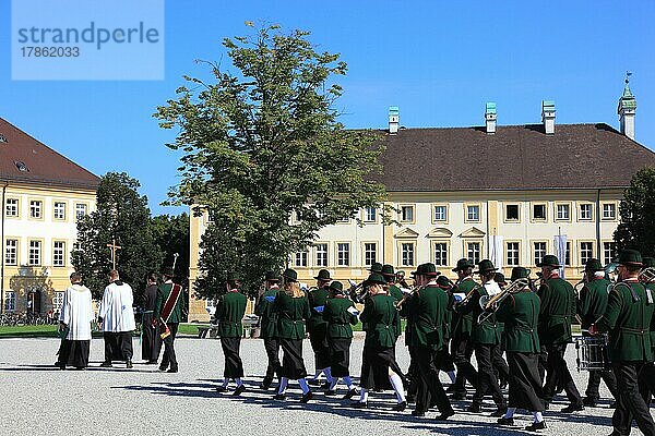 Wallfahrt  Prozession  Kapellplatz  Altötting  Oberbayern  Deutschland  Europa