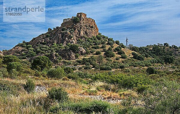 Das Castell de Quermanco ist eine Burgruine auf einem schroffen Felsen  Vilajuiga  Katalonien  Spanien  Europa