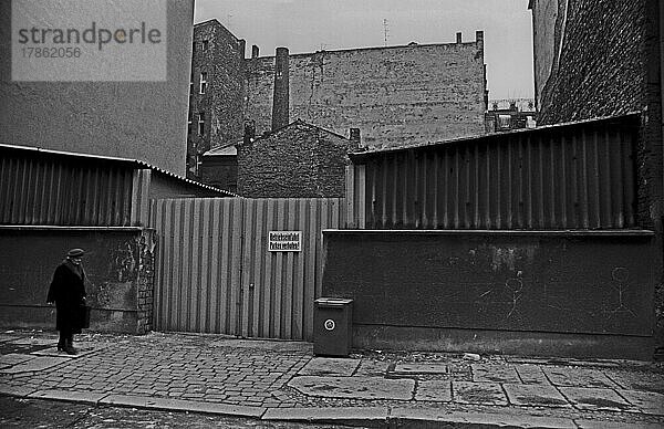 DDR  Berlin  15. 3. 1988  alte Frau vor Giebel in der Linienstraße  Einfahrt freihalten