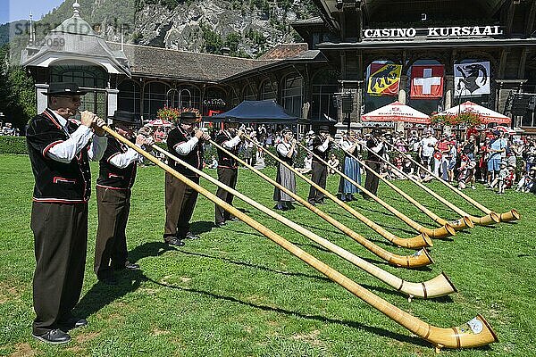 Alphornbläser  Interlaken  Schweiz  Europa