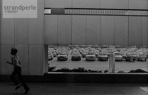 DDR  Berlin  21. 05. 1987  Blick aus dem Foyer des Palast der Republik auf den Parkplatz des Marx-Engels-Platzl