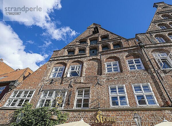 Gasthaus Krone neben der Kronen-Bruerei in der Altstadt  Lüneburg  Niedersachsen  Deutschland  Europa