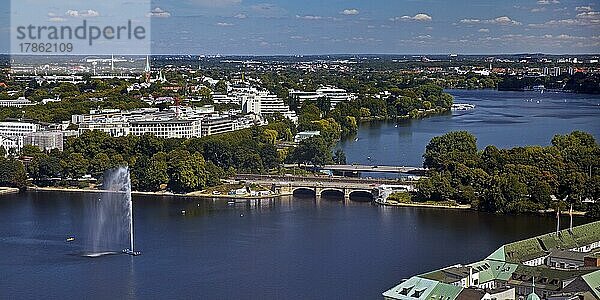 Stadtansicht von oben mit der Binnenalster und der Aussenalster  Hamburg  Deutschland  Europa