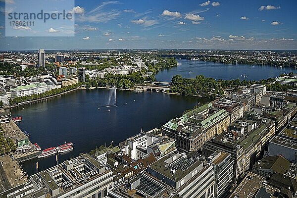 Stadtansicht von oben mit der Binnenalster und der Aussenalster  Hamburg  Deutschland  Europa