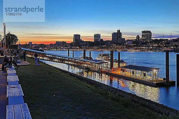 Anleger für die Hafenfähren am Stage Theater an der Elbe am Abend vor der Stadtsilhouette  Hamburg  Deutschland  Europa