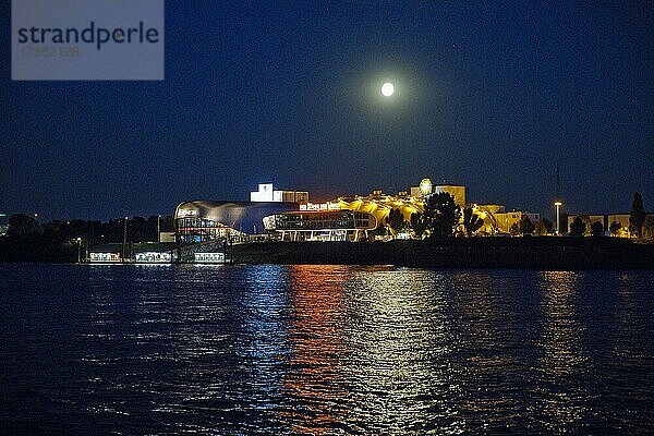 Stimmungsvoll beleuchtetes Stage Theater mit der Elbe am Abend mit Vollmond  Hamburg  Deutschland  Europa