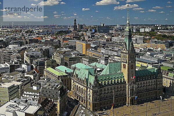 Stadtansicht von oben mit dem Rathaus und dem Michel  Hamburg  Deutschland  Europa