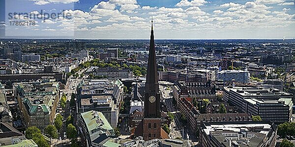 Stadtansicht von oben mit der Hauptkirche St. Jacobi  Hamburg  Deutschland  Europa