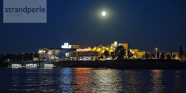 Stimmungsvoll beleuchtetes Stage Theater mit der Elbe am Abend mit Vollmond  Hamburg  Deutschland  Europa