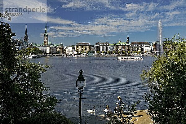 Binnenalster mit Stadtsilhouette  Hamburg  Deutschland  Europa