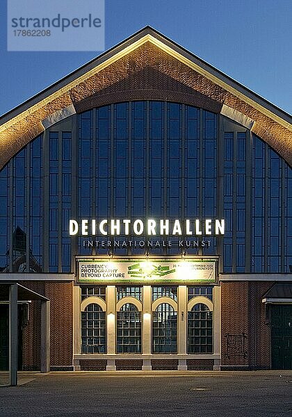 Deichtorhallen am Abend  Ausstellungsraum für zeitgenössische Kunst  Hamburg  Deutschland  Europa