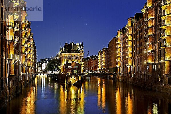 Beleuchtetes Wasserschloss in der Speicherstadt am Abend  Unesco-Weltkulturerbe  Hamburg  Deutschland  Europa