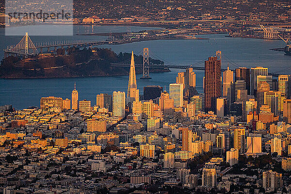 Luftaufnahme der Skyline von San Francisco mit Bay Bridges bei Sonnenuntergang