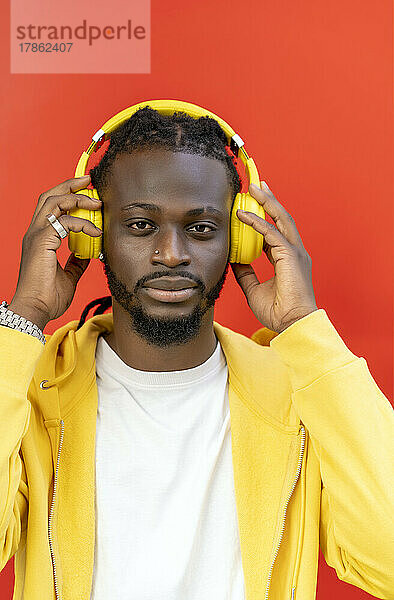 Afrikaner hört Musik mit seinen Kopfhörern