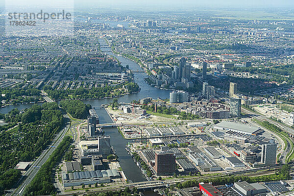 Luftaufnahme von Sumpfgebieten  moderner Stadt und Wolkenkratzern aus dem Flugzeug