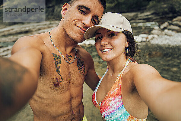 Paar macht Selfie beim Baden am Fluss. Cañon de Añisclo  Huesca.