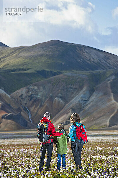 Familienwandern in Landmannalaugar – einem Geothermalgebiet in Island