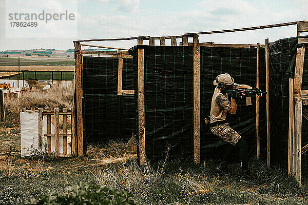 Soldaten rücken mitten in einem Airsoft-Spiel vorsichtig in Position