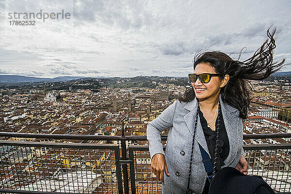 Frau an einem Aussichtspunkt über der Altstadt von Florenz in der Toskana