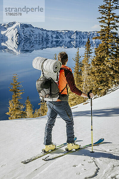 Backcountry-Skifahrer im großen Rudel sehen im Winter wunderschön aus  Blick auf den Crater Lake