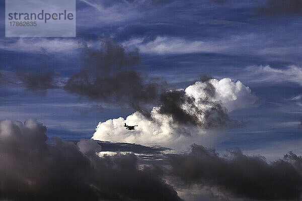 Wasserflugzeug am Himmel  bewölkte Landschaft