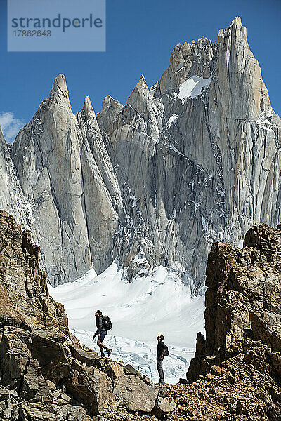 Ein paar Wanderer besteigen den Mt. Madsen  der noch immer von der gewaltigen Summe in den Schatten gestellt wird