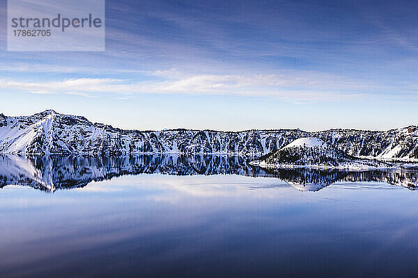 Atemberaubende  friedliche  ruhige Berge spiegeln sich im Crat Lake  Oregon