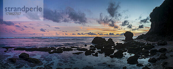 Sonnenuntergang am Melasti-Strand im Süden von Bali in Indonesien