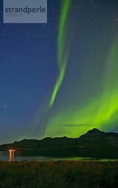Nordlichter über einem Fjord im abgelegenen Osten Islands