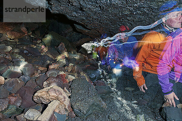 Eine Gruppe von Wissenschaftlern erkundet die Lavahöhle Leidarendi in Island