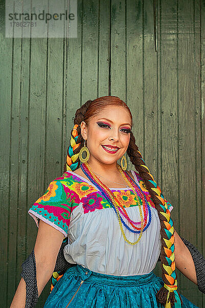 Mexikanerin mit Tracht für traditionellen Tanz