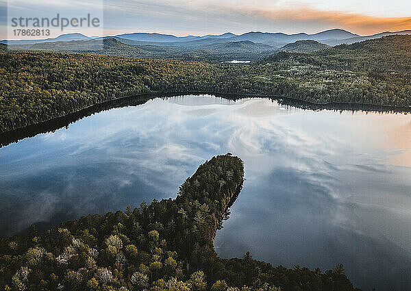 Abendhimmel und Berge spiegeln sich im Luftbild von Jim Pond  Maine