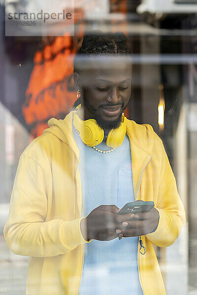 Afrikaner checkt seine Nachrichten von seinem Smartphone aus