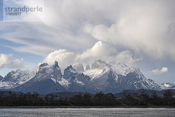 Blick auf Cuernos del Paine und den Fluss Serrano