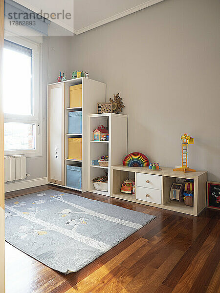 Montessori-Kinderzimmer mit Etagenbett und Kletterwand