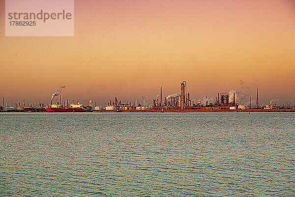 Tanker und Raffinerie bei Sonnenuntergang an den Docks von Texas City  Texas