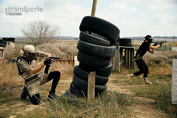 Soldaten rücken mitten in einem Airsoft-Spiel vorsichtig in Position