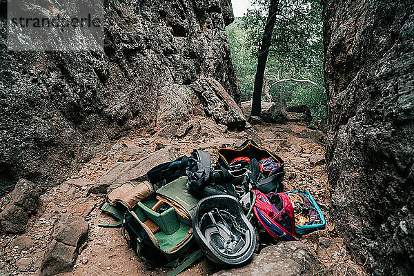 Kletterausrüstung auf dem Boden zwischen zwei Klippen platziert