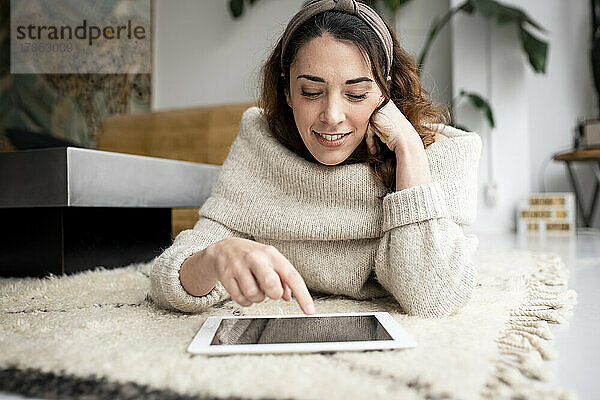 Junge Frau nutzt digitales Tablet zu Hause