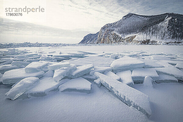 Verschneite Eisblöcke über dem zugefrorenen See