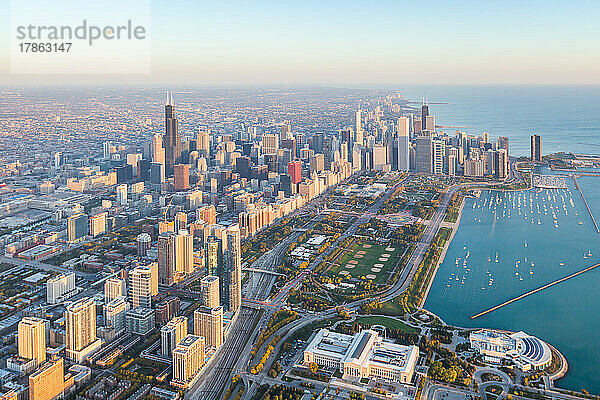 Chicago  Illinois - Skyline bei Sonnenaufgang