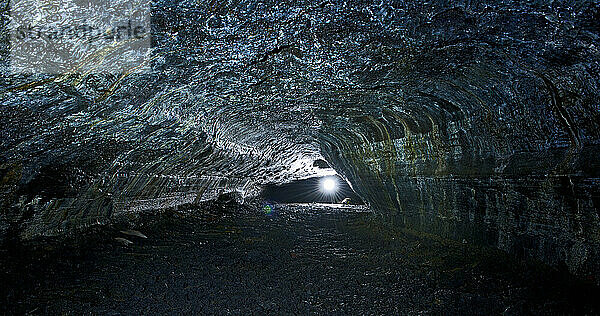 In der Leidarendi-Höhle im Westen Islands