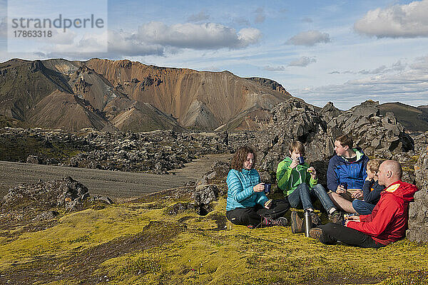 Familie beim Picknick in Landmannalaugar / Island