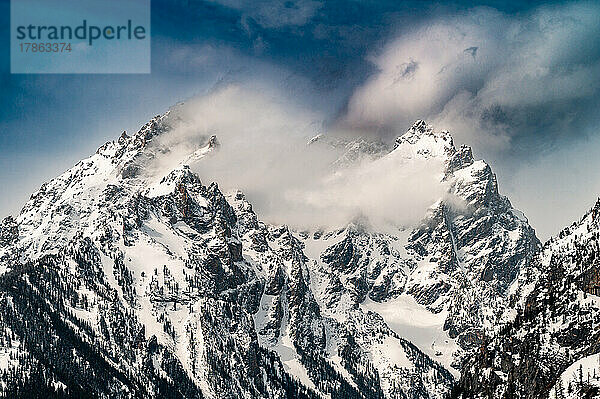 Schneebedeckter Grand Teton-Berggipfel im Winter