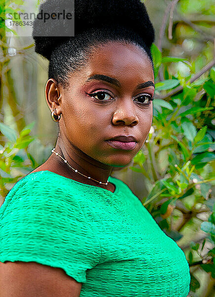 Nahaufnahme Porträt einer schönen jungen Frau mit Afro-Frisur